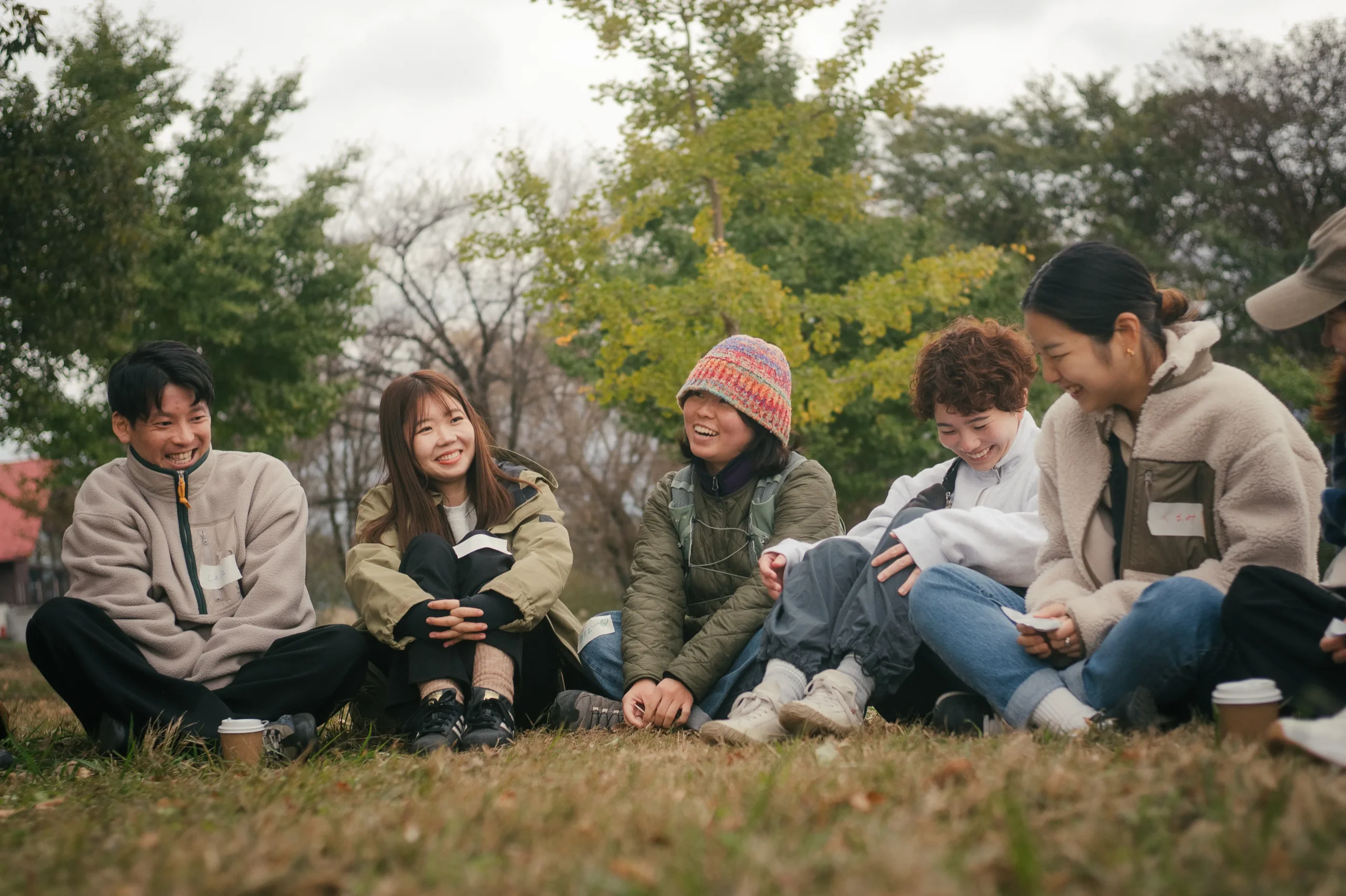 芝生の上でくつろぎながら談笑する参加者たち