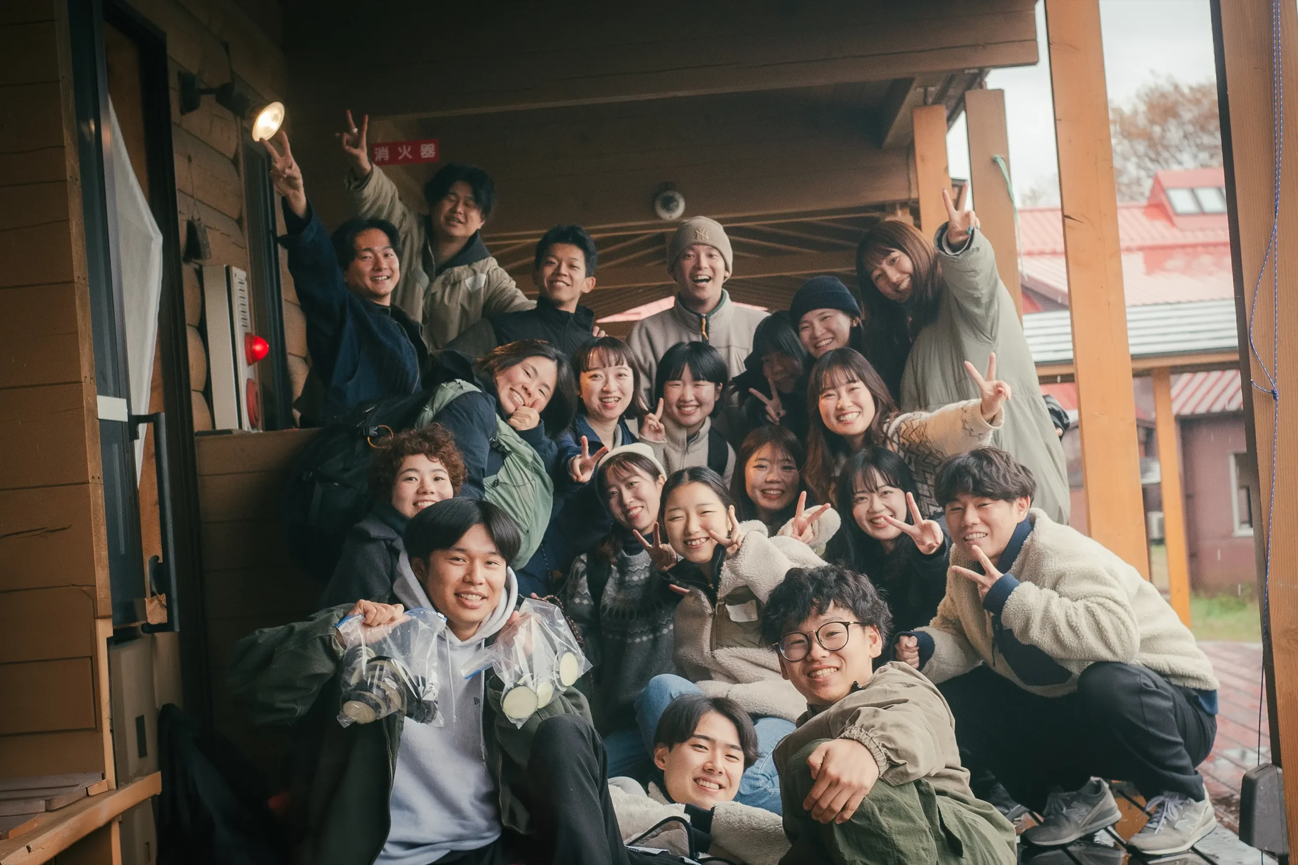 笑顔で集合写真を撮る参加者たち